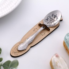 A spoon is a nominal, tea, with an engraving 