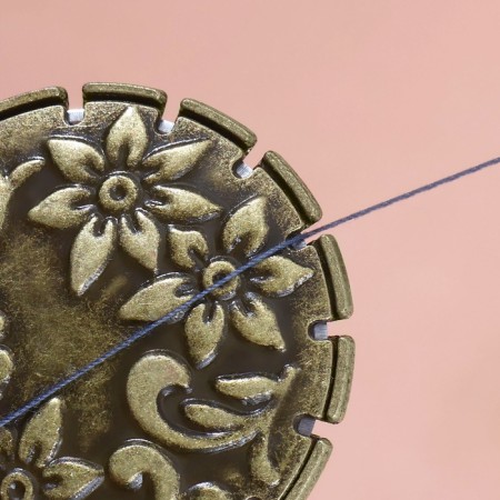 Cutting for threads, with a chain on the hand, 3 × 4.5 cm, bronze color-4
