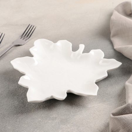 Ceramic serving dish "maple leaf", 18 × 19 cm, white color-1
