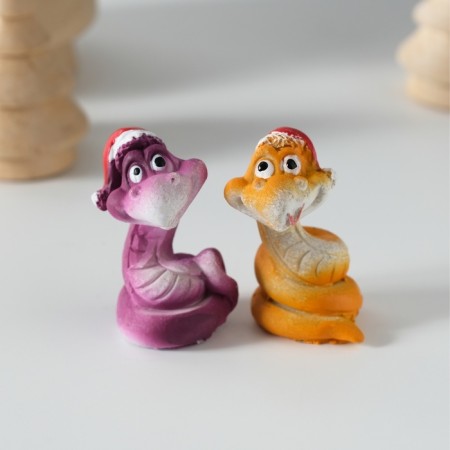 Polystone souvenir "Good snakes in the New Year's cap" mix 2.5x2.5x4 cm-1