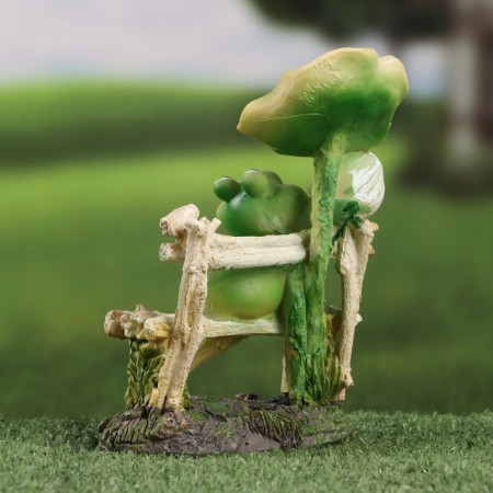 Garden figure "Frog on the bench" 7x13x19cm /// Mix-6