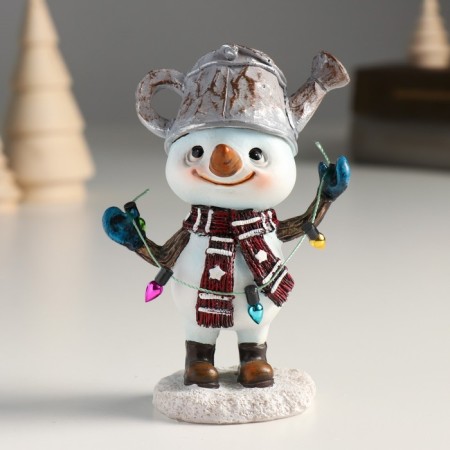 Polystone souvenir "Snowman with a watering can on his head, holds a garland" 8x6x11.5 cm
