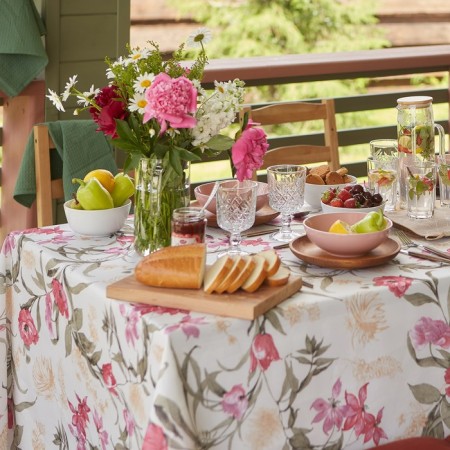 The tablecloth "Buttercup" is 145x250 cm, 100% p/e-11