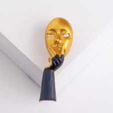 Brooch 