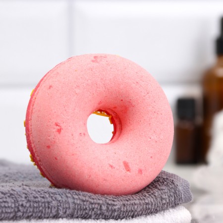 The bath bomb "Donut with coconut sprinkling", red-5