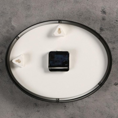 Watching, interior, silent, 20 x 27 cm, black-2