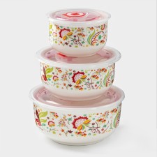 A set of ceramic saladates with vacuum lids 