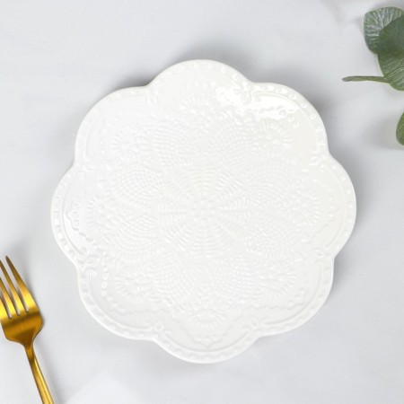 Porcelain dinner lunch shade "Susan", d = 20.5 cm, white color