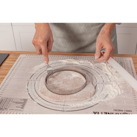 The form perforated for baking is the “Circle”, d = 15 cm, the color is silver-2