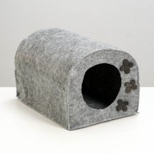 Animal house from felt 