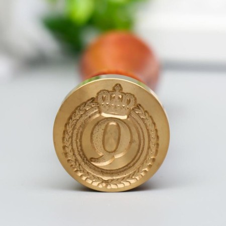 Printing for wax with a wooden handle "Crown with the letter Q" 9x2.5x2.5 cm-1