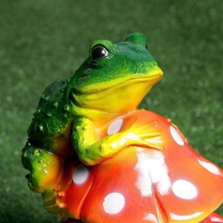 Garden figure "Three fly agaric with a frog" 15x24x27cm-3