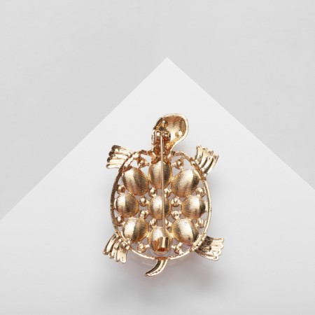 Brooch "Turtle" with a pearl shell, white color in gold-1