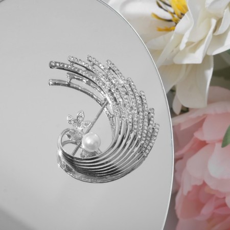 Royal Pavlin brooch, white color in silver
