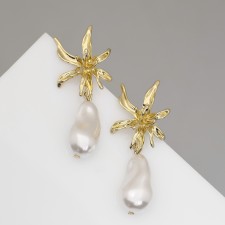 Earrings with pearls 