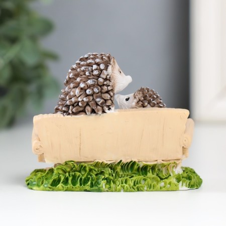 Polystone souvenir "Hedgehogs on a bench read the book" 5.7x3.9x7.5 cm-2