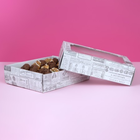 The box is self-assembly, the cover is, with the window, the “newspaper” 18 x 15 x 5 cm