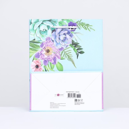 Gift package "Butterfly next to the bouquet" "18 x 22.3 x 10 cm-1