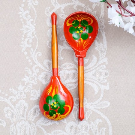 A spoon of wooden "rubella", a half -bacon, a red background-7