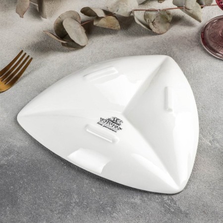 The porcelain rations are triangular 3 cells, 20 × 20 cm, white color-1