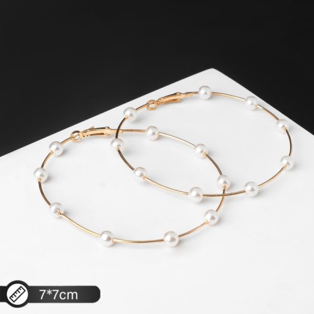 Bus-rings “Beads”, ball 6, white color in gold, d = 7 cm