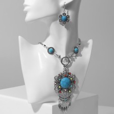Set 2 objects: earrings, necklace 