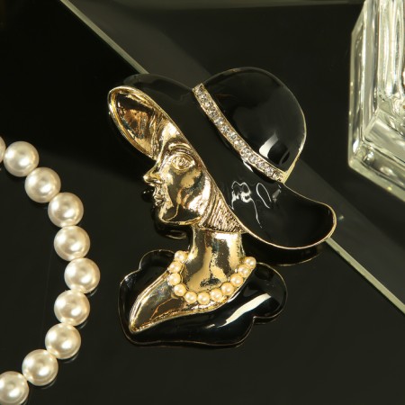 Brooch "Lady in a hat", black and white color in gold