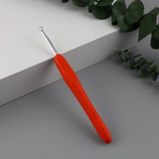 Knitting hook, with silicone handle, d = 4.5 mm, 14 cm, red color