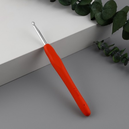 Knitting hook, with silicone handle, d = 4.5 mm, 14 cm, red color