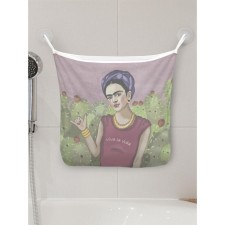 Organizer in a bathtub on suction cards 