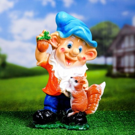 Garden figure "Dwarf with squirrel" 17x25x39cm