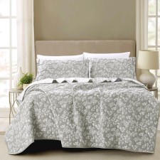The bedspread with pillowcases 