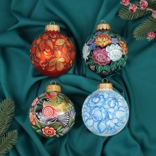 A set of 4 Christmas balls of 100 mm 