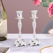 A set of 2 candlesticks, 7 x 7 x 19 cm