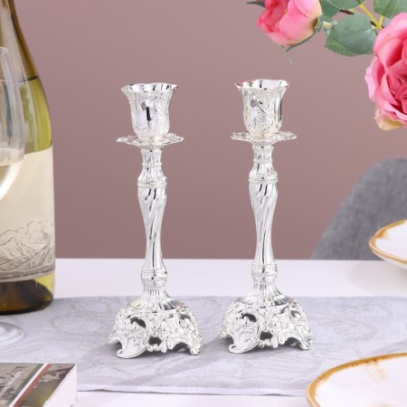 A set of 2 candlesticks, 7 x 7 x 19 cm