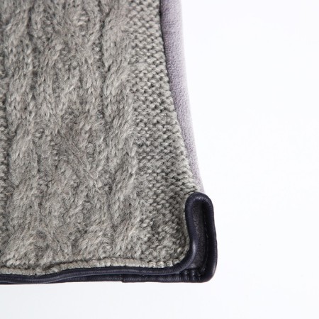 Gloves are female, dimensionless, with insulation, the color is light gray-1