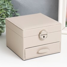 Casket to the leatherette for jewelry 