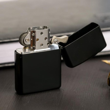 Lighter gasoline "man", 5.5 x 3.5 cm.-2