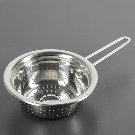 A colander made of stainless steel of the "Goodwin" share, d = 20 cm, a long handle