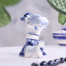 Сувенир "Несет дрова", h-7,5 см, фарфор