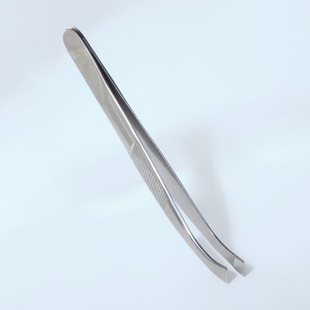 Pinzet is bent, wide, 8.5 cm, on the blist, the color is silver, B-5561-S-2