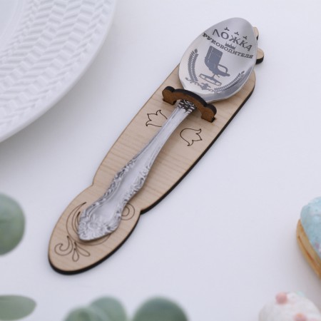 A teaspoon spoon with an engraving “leader”, h = 14cm.
