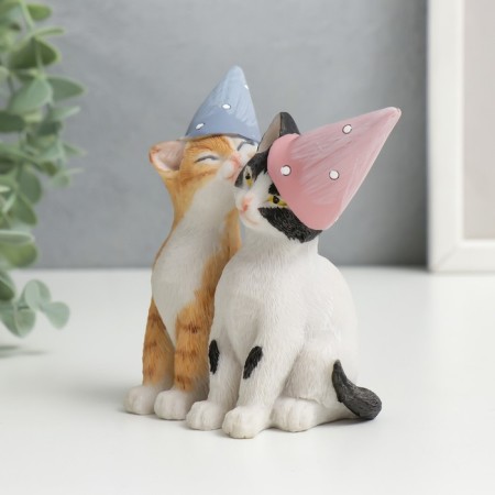 Souvenir Polystone "Kittens in caps" 10x5.5x9 cm-3