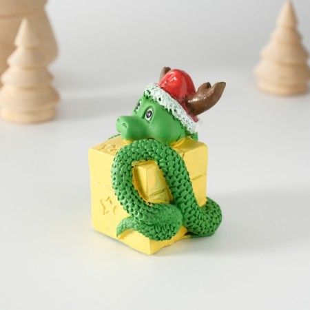 Suvenir Polystone "Snakes with a gift, in a New Year's cap with horns" 5x5.8 cm-1