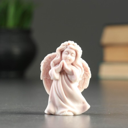 Souvenir "Angel praying with a wreath" 6.5cm