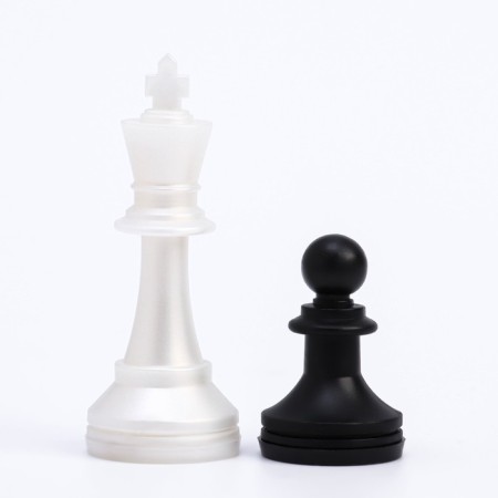 The chess figures are everyday, plastic, King H-7 cm, d-2.7 cm, pawn H-4 cm, d-2.5 cm-2