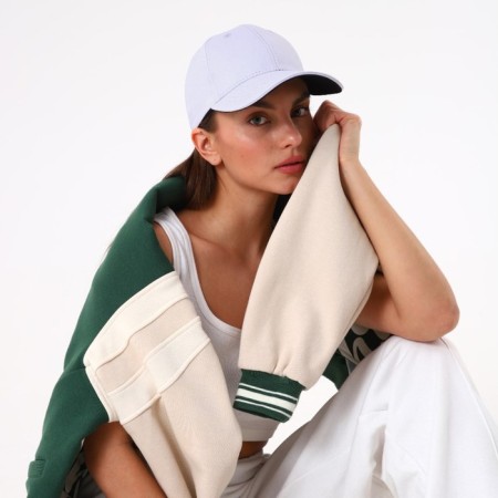 The cap is monophonic, the color is white, x/b-7