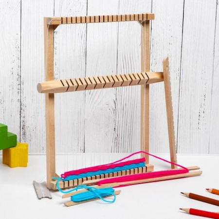 Weaving machine + 6 threads of thread