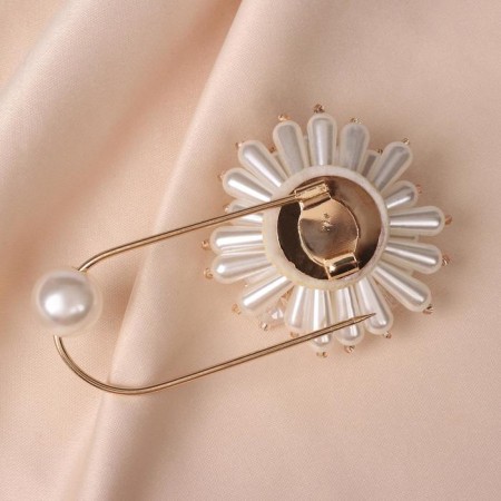 Pins "flower" pearl hydrangea, 7.7 cm, white color in gold-3