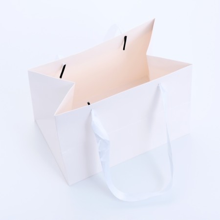 Gift package with a wide bottom of 20 × 14 × 13.2 cm, white-2